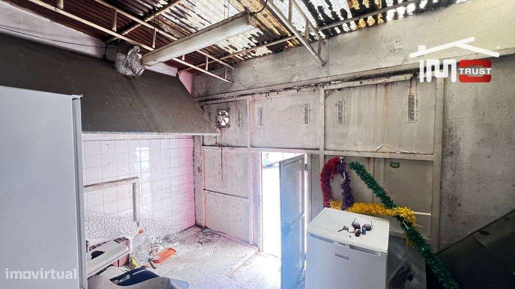 Prédio Habitacional Rés-do-Chão e 1º andar no Centro do Montijo - P...-12