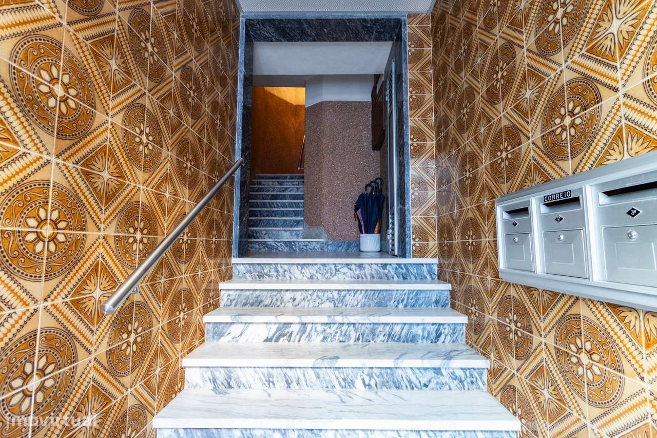 Apartamento T2 na Amadora: Potencial Único com Sótão e Varanda Solaren-31
