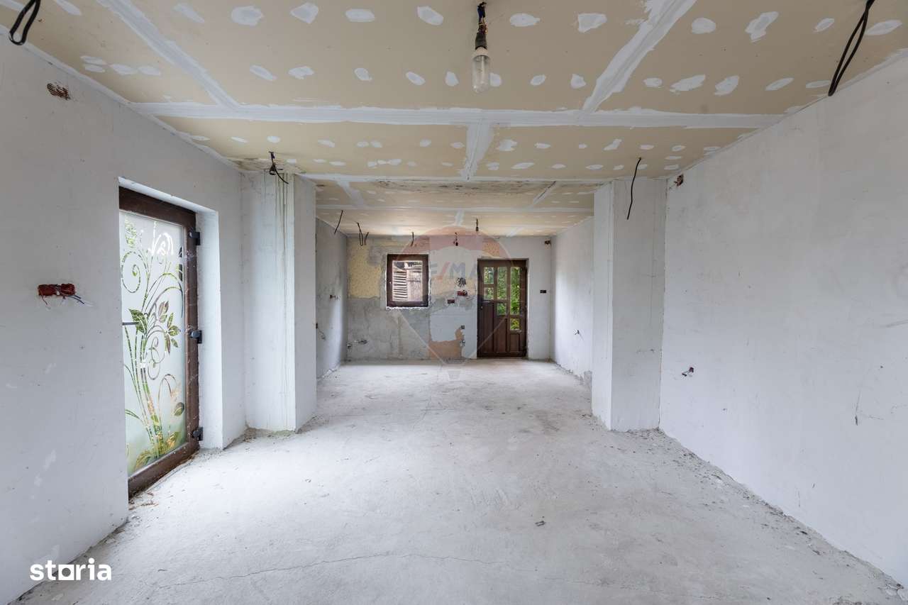 Casă cu 3 camere de vânzare, renovată la gri, teren 3300m Variașu Mare - Imagine principală: 5/15