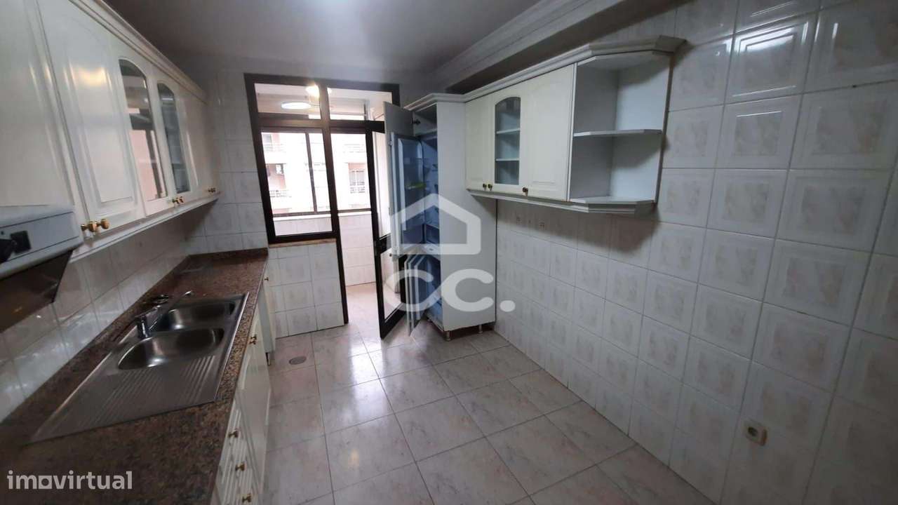 Apartamento T3+1 situado na zona da Levada, em Rio Tinto, Gondomar-3