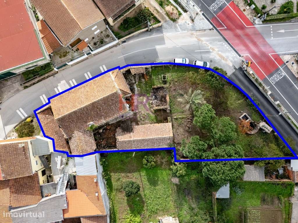 Coimbra, Vende-se Moradia com terreno e jardim.-54