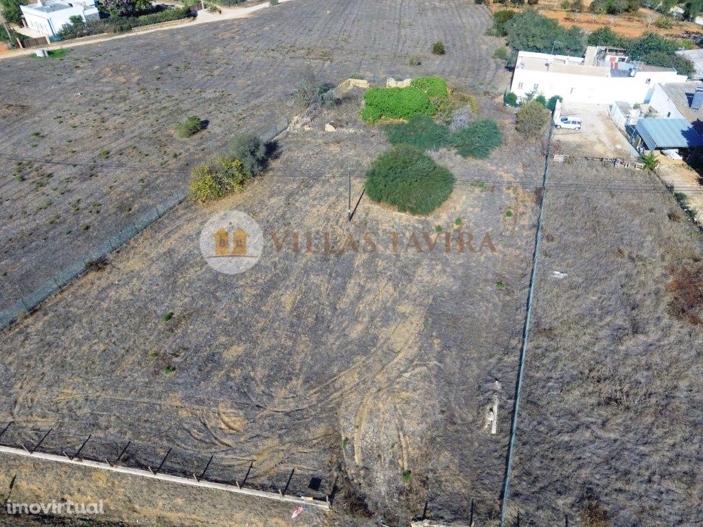 Terreno com ruína na Arroteia