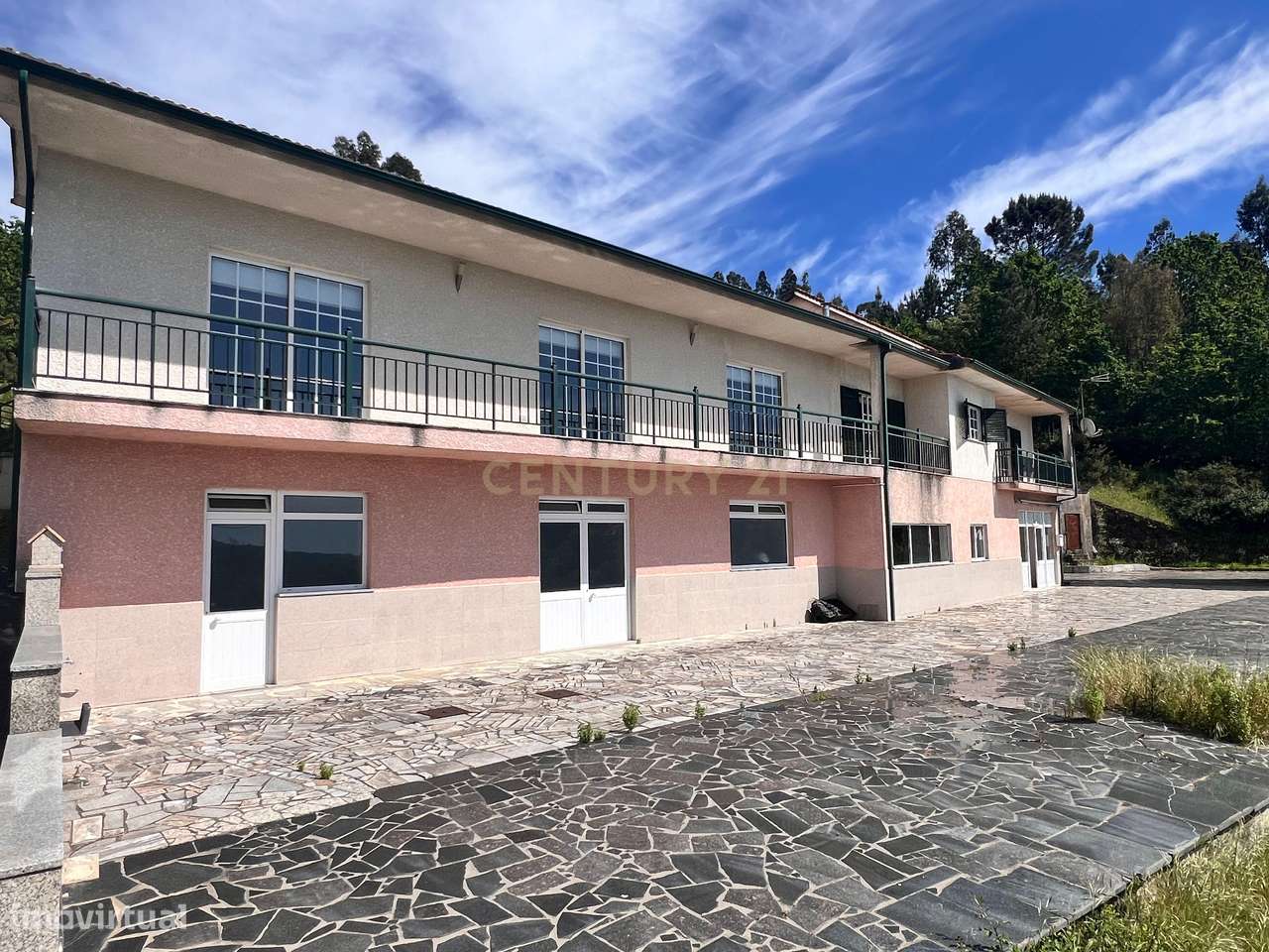 Casa com 333m², contendo 5 quartos, uma loja no térreo, área externa e - Grande imagem: 2/30