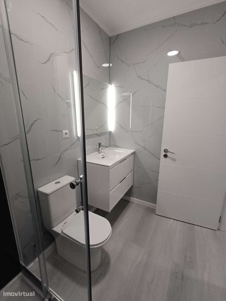 Apartamento T2 renovado, com arrecadação e a 2 km da praia-26