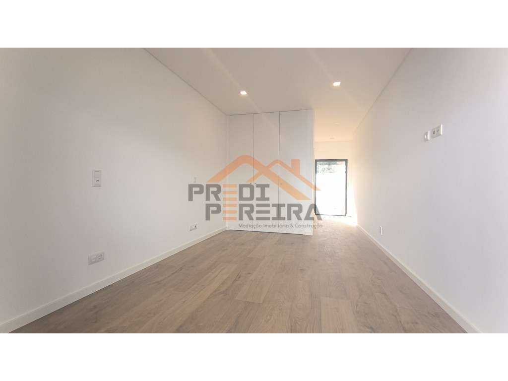 Apartamento T3, com varanda e parqueamento para duas viaturas, situ...-29
