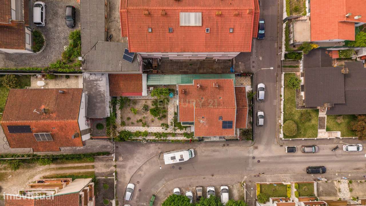 Moradia T5 com sótão + Anexo T1 + Estúdio | Garagem | Santa Apolónia-22