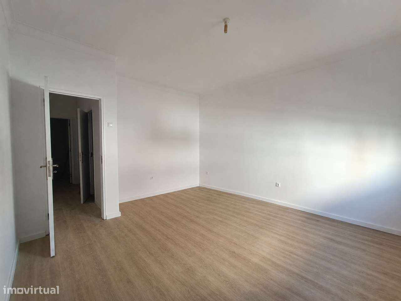 T1 c/65 m2 - Junto ao Continente - r/c alto ! Remodelado-10