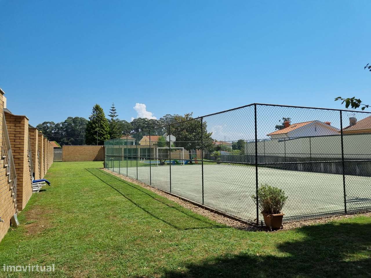 Moradia Triplex, em cond. fechado c/ piscina, campo de jogos e ginásio - Grande imagem: 4/21