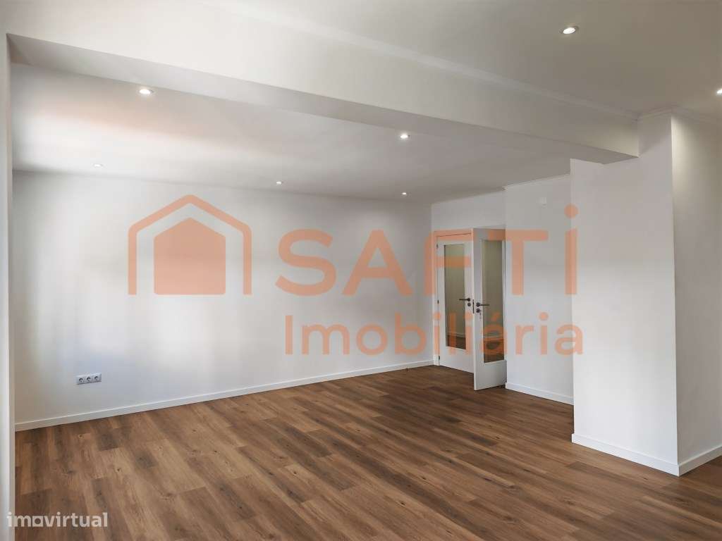 Apartamento T3 Renovado com Sótão - 1º Andar no Centro do Cartaxo - Grande imagem: 5/17