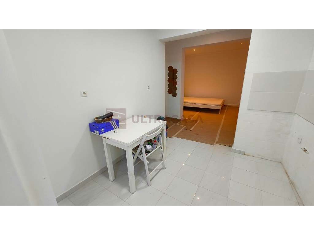 T0 Remodelado com Logradouro no Centro da Amadora-9