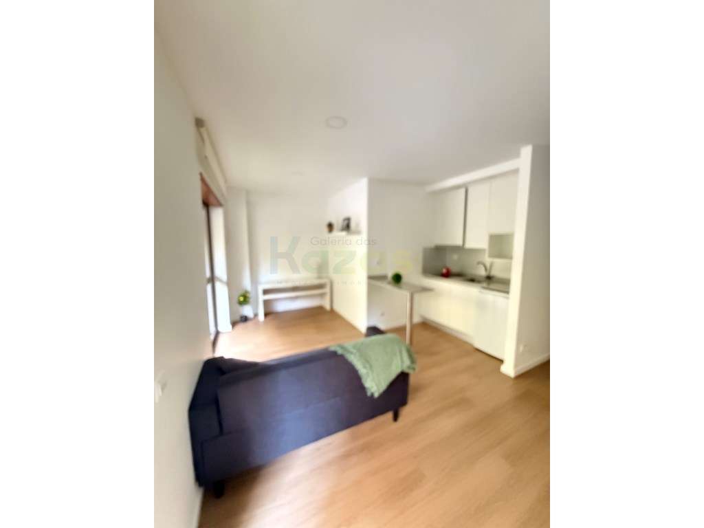 Escritório adaptado para T0 - Garagem - Av. Marquês de Pombal - Leiria-6