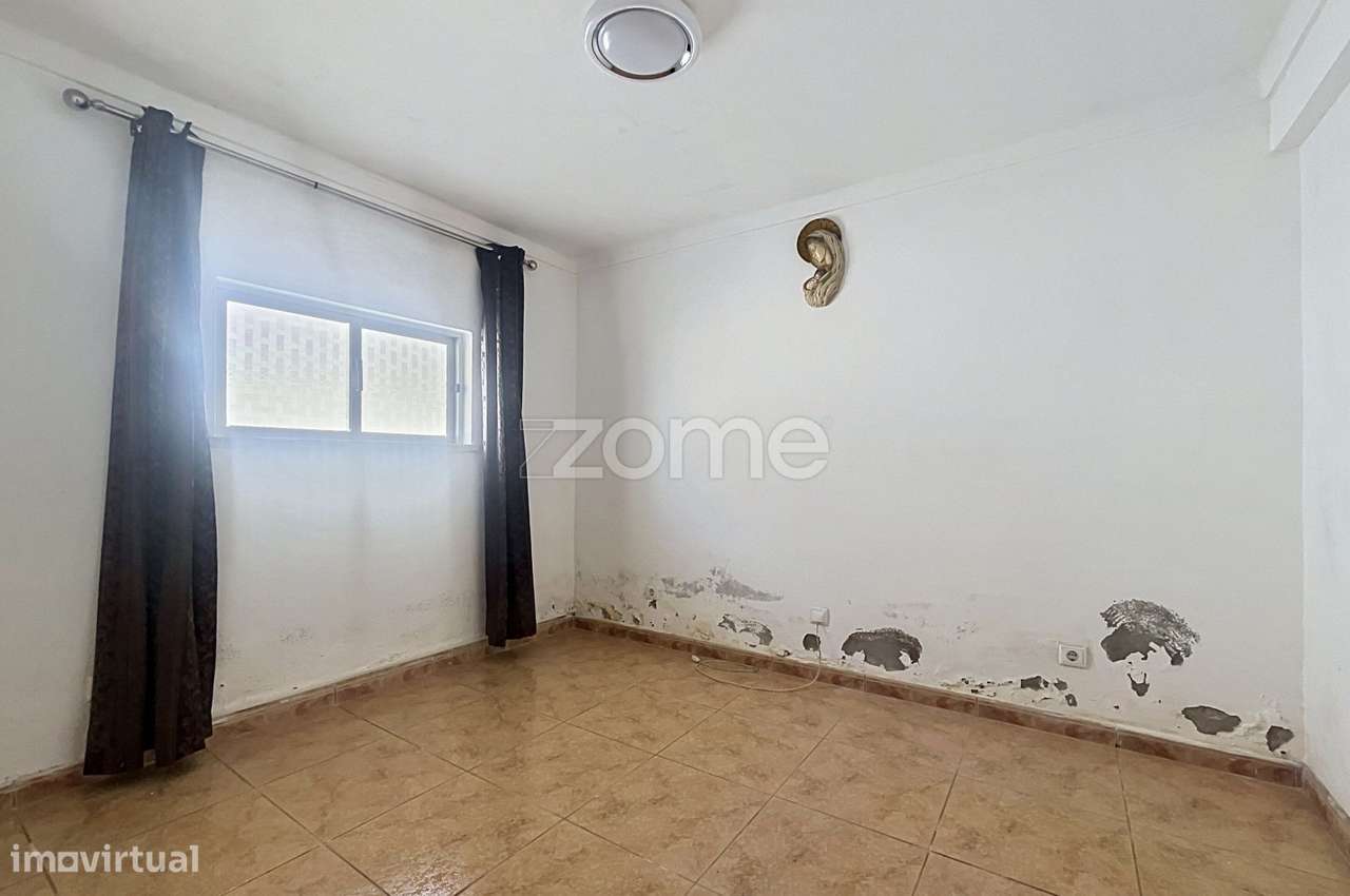 Moradia T4 com jardim e espaço exterior-11