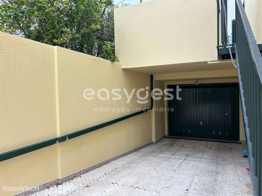 Moradia T3 Bairro da Encarnação com logradouro 34m2 e garagem 2 lug... - Grande imagem: 4/17