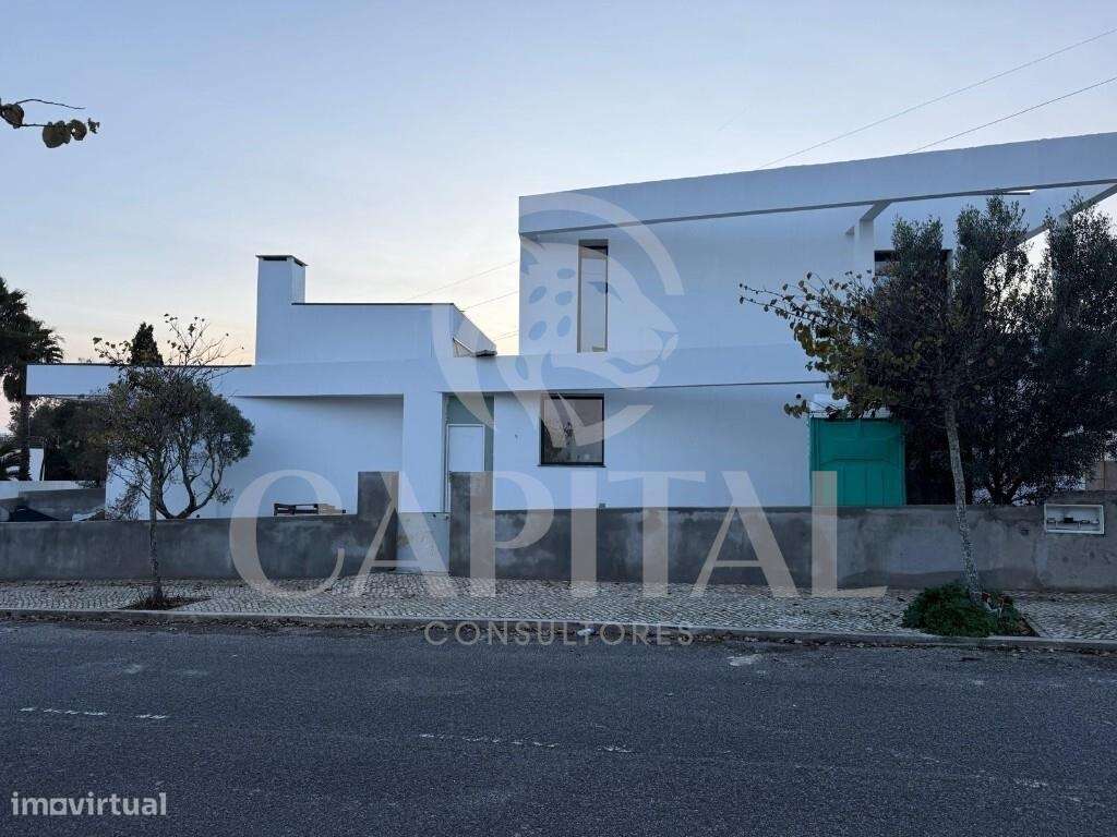 Moradia V3 Isolada com Piscina – Nova – Abrunheira-11