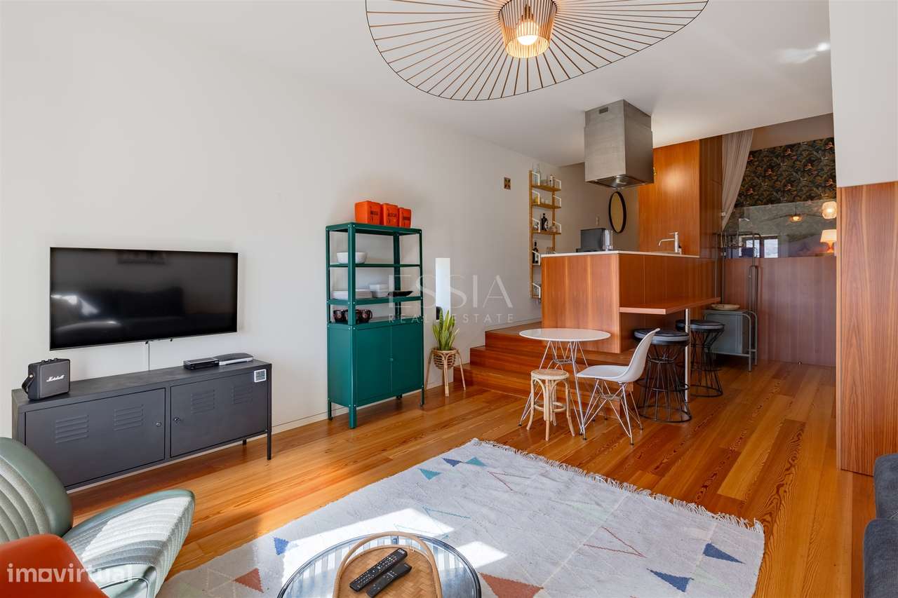 Apartamento T1 com Vista Rio na Alfândega do Porto-1