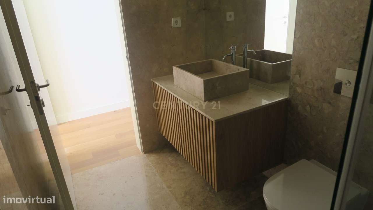 Moradia nova com 4 quartos e jardim.-9