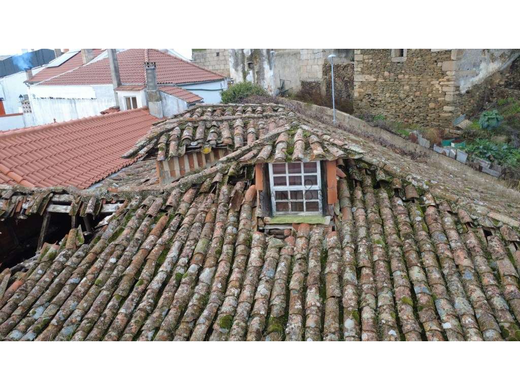 CASA PARA RECUPERAR NO C. HISTÓRICO DE VILA FLOR | BRAGANÇA-12