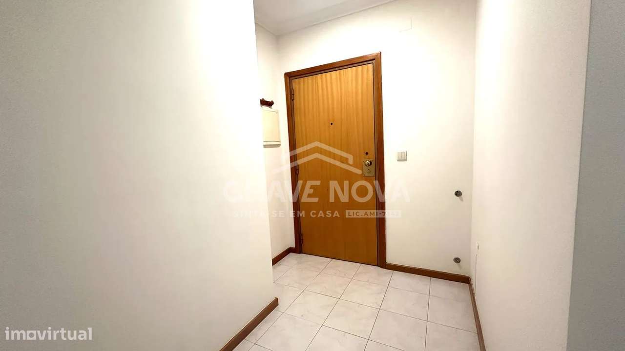 T2 c/ Varanda e Lugar de Garagem em Pedroso-18