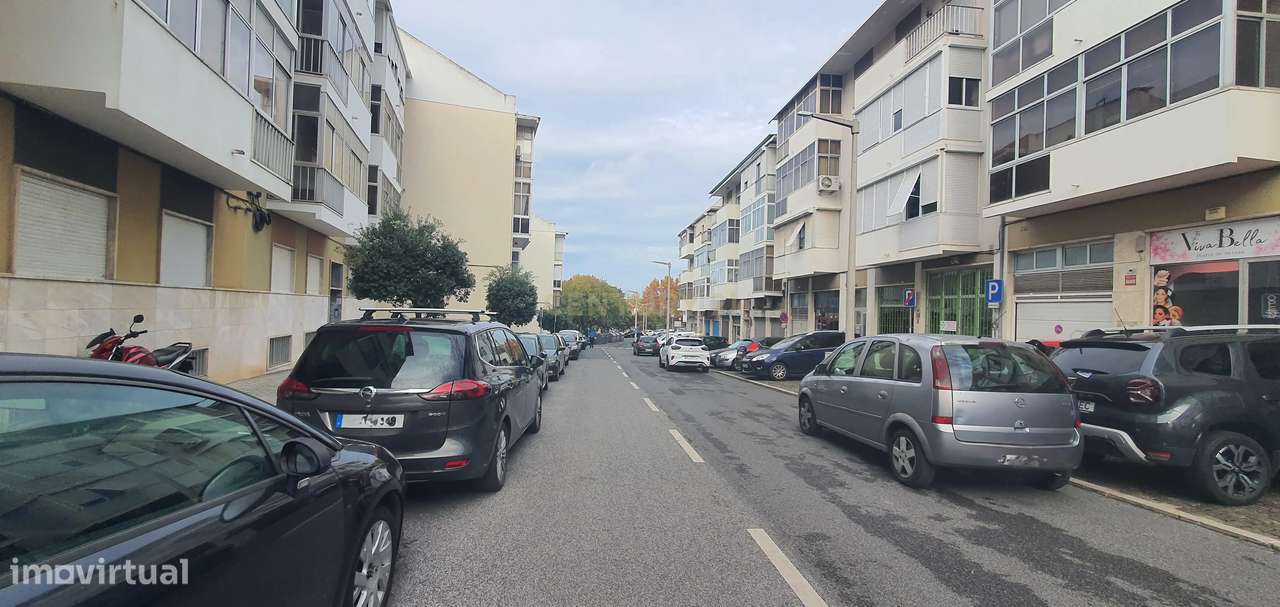 Apartamento T2+1 com parqueamento e Vista desafogada em Odivelas, Lisb-29