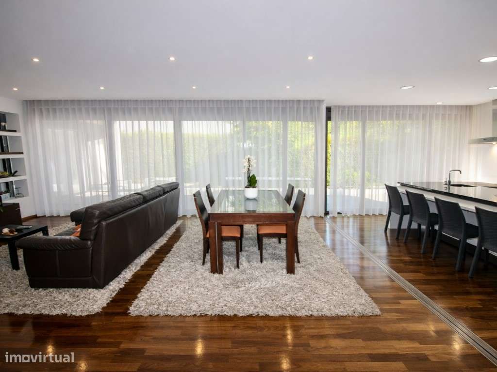 Moradia T4 com 4 frentes e jardim privado com árvores espaço e lumi...-14