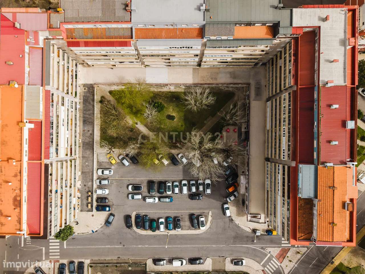 T4 luminoso com varanda ampla a 5 minutos da estação de Monte Abraão-32