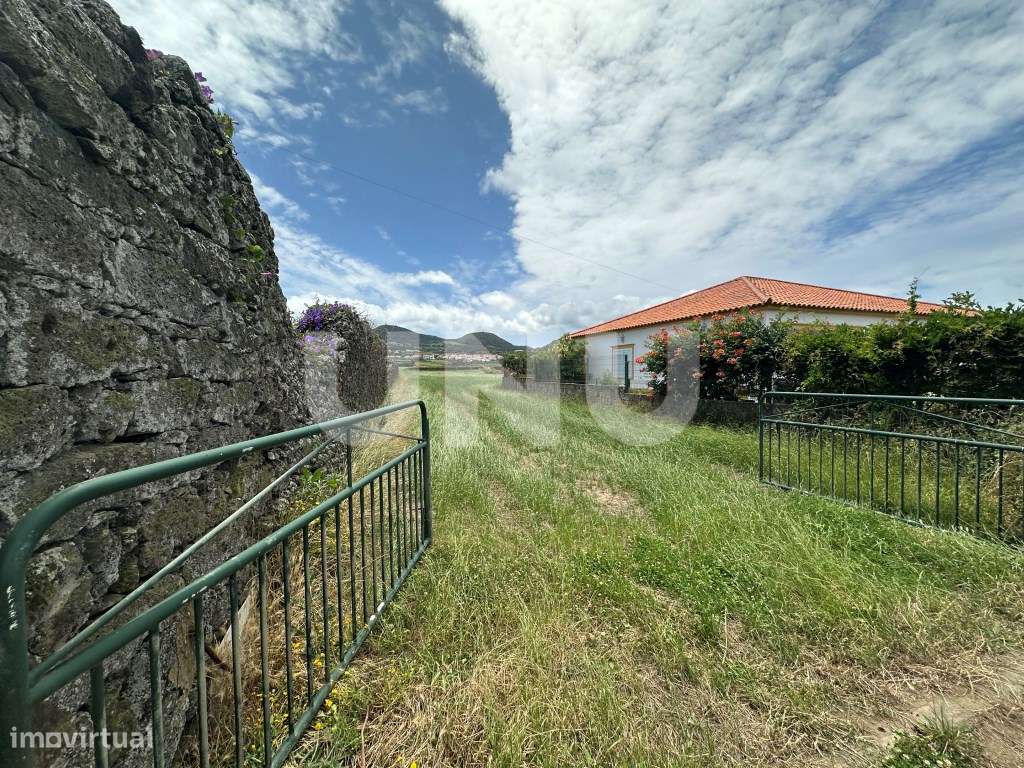 Prédio Misto no Pico da Pedra - Grande imagem: 2/12