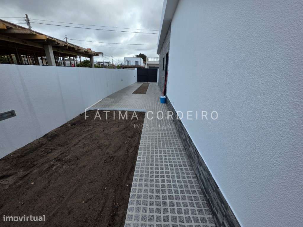 Fantástica Moradia Isolada Térrea T4 Fernão Ferro-24