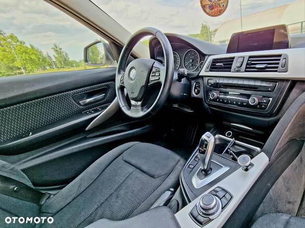 BMW Seria 3 318d Touring - 12