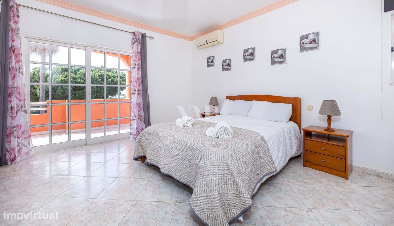 Moradia V5 com piscina e jardim privativos em Olhos de Água - Grande imagem: 5/52