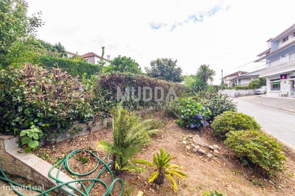 Moradia BI-FAMILIAR com amplas varandas-34