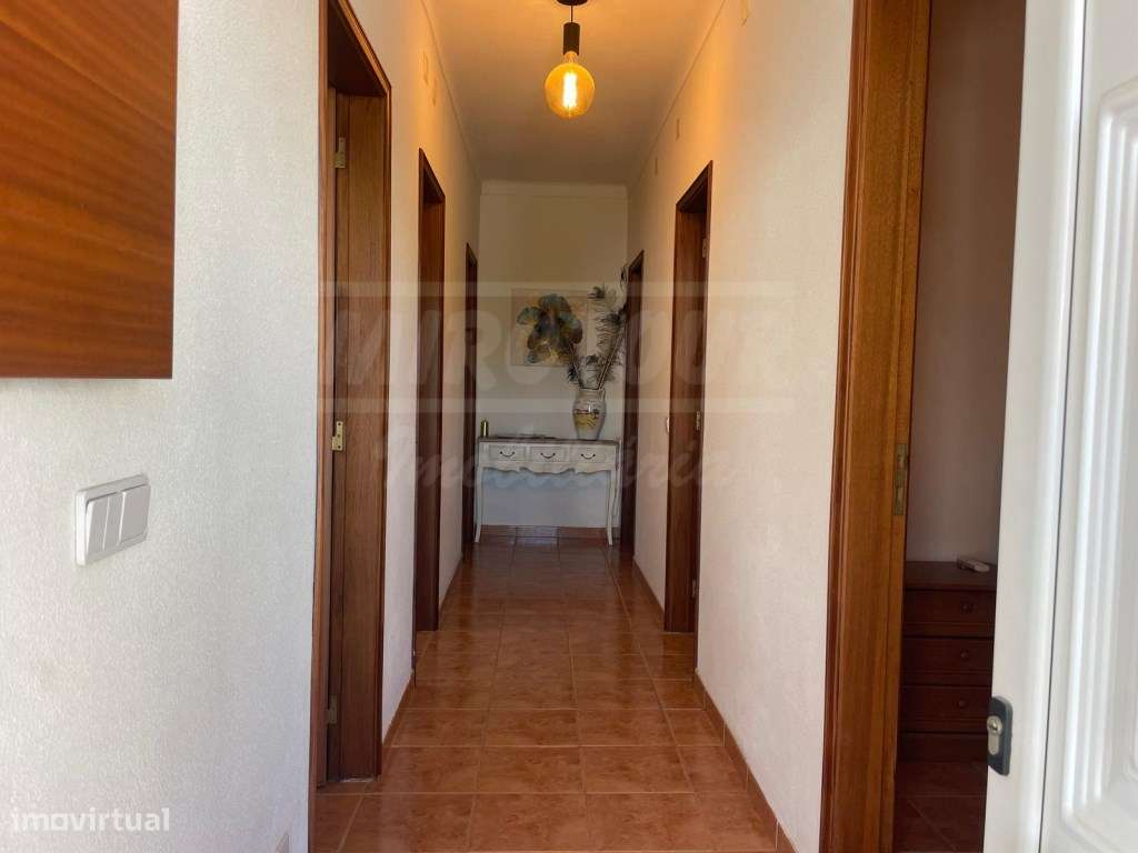 Moradia T4+3 com garagem, terraço e logradouro nas Ermidas-Sado-4