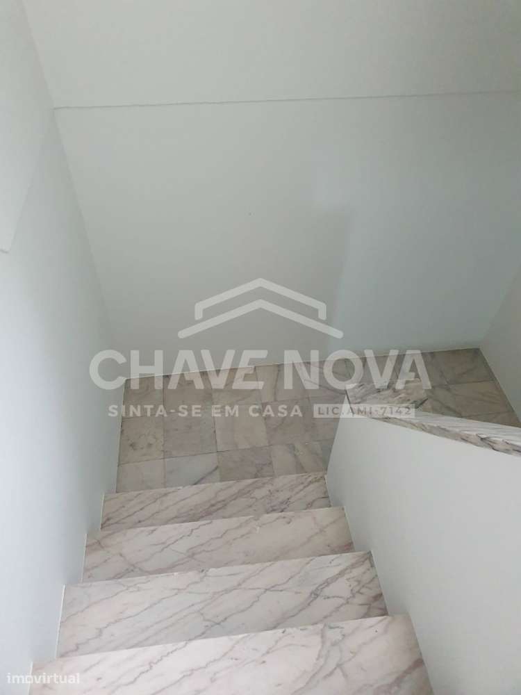 Apartamento T2, localizado no primeiro andar de um prédio Bi-familiar!-18