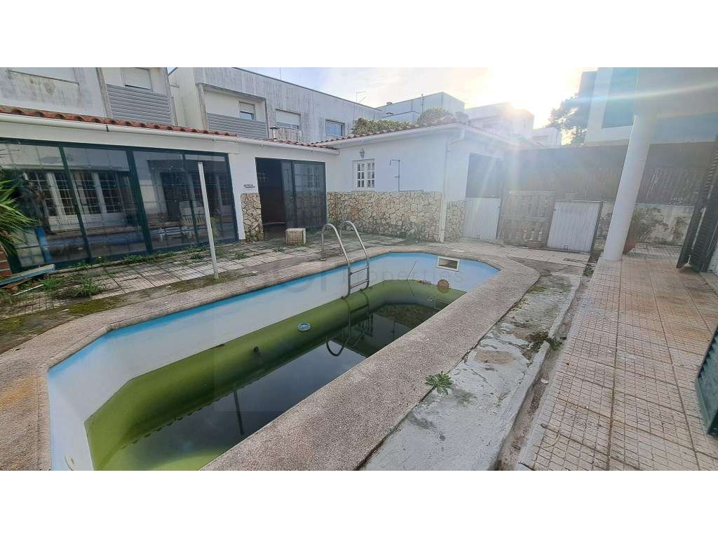 Moradia T3 +1 independente com garagem e piscina em Sesimbra-1