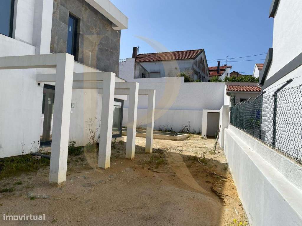 Moradia isolada T4 por terminar na Charneca da Caparica-25