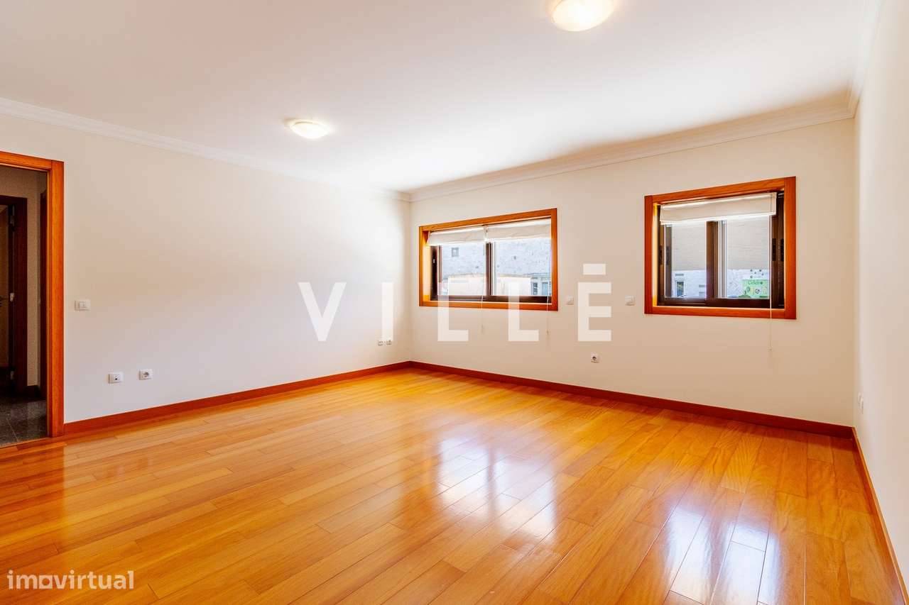 Apartamento T2 com Garagem Fechada e Arrumo no Glicinias-1