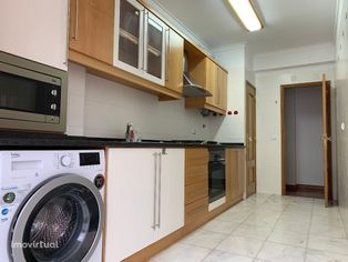 T2 renovado c/ cozinha equipada e garagem - Benfica
