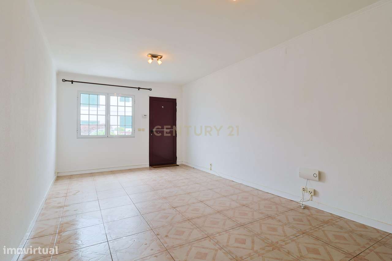 Moradia T2+1 com sótão, garagem, jardim e logradouro – Ponta Delgada-3