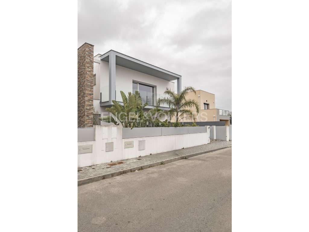 Moradia T4 moderna de luxo em Fernão Ferro-43