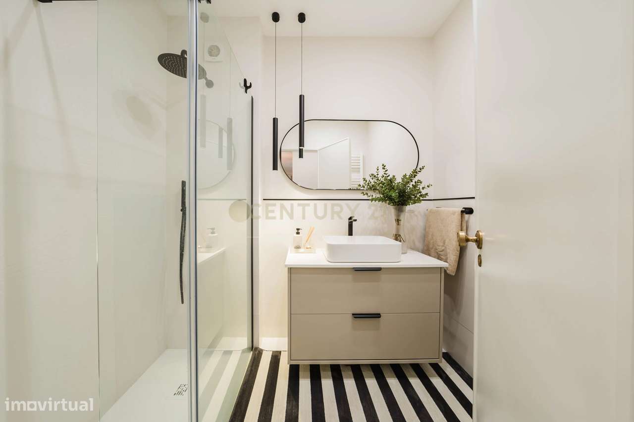 T4 luminoso com varanda ampla a 5 minutos da estação de Monte Abraão-11