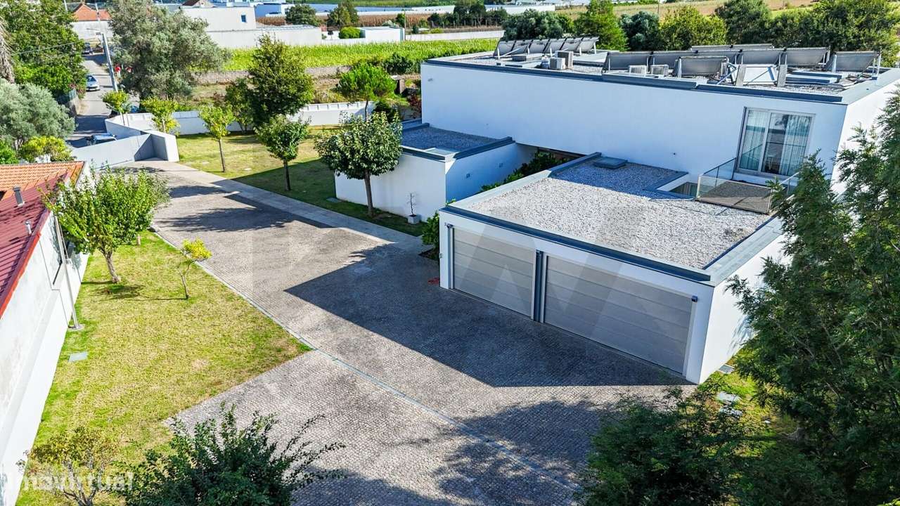 Moradia T5 de Luxo com Piscina e Lote de 2.773 m2-52