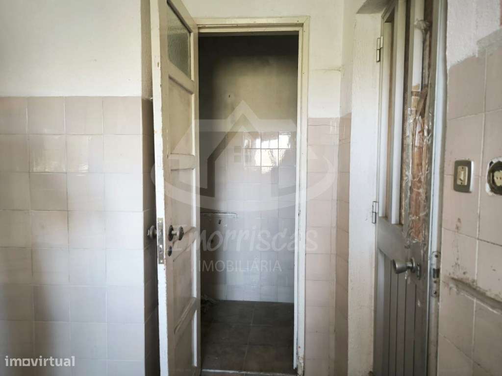 Prédio de 2 pisos para remodelação no Bairro de São João em Camarate - Grande imagem: 3/21