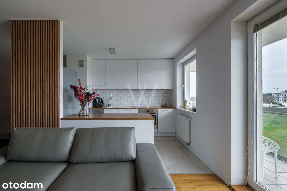 Przestronne, jasne wnętrze z miejscem i komórką.-5