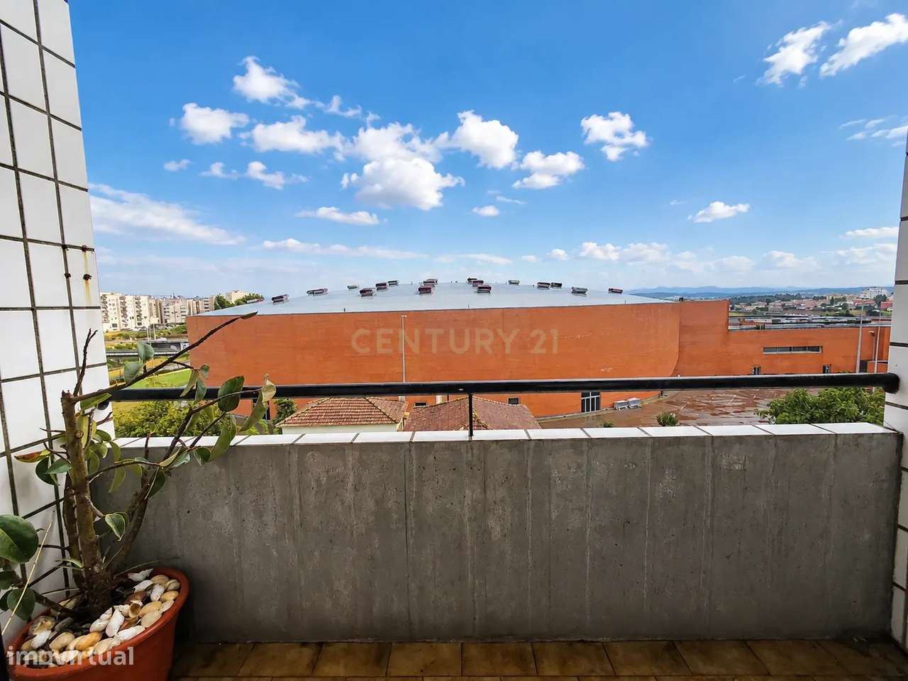 APARTAMENTO T2 | VARANDA | LUGAR DE GARAGEM | ARRUMOS | ELEVADOR | GON-17