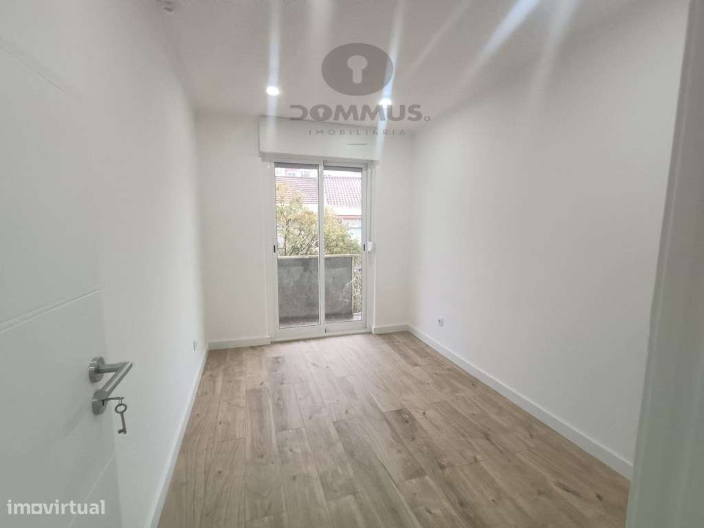 Apartamento T4 Totalmente Remodelado na Damaia-27