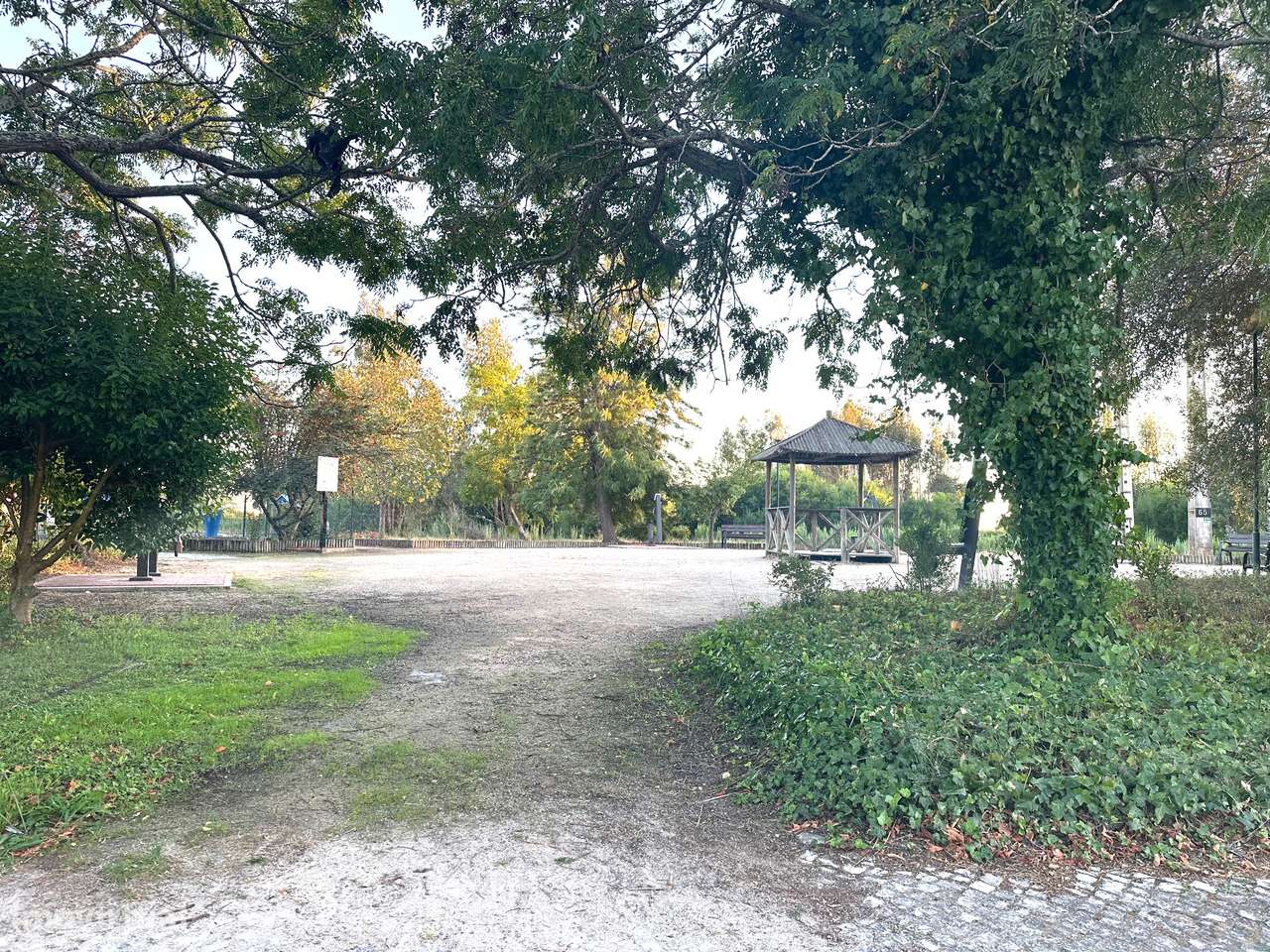 Moradia T3 em banda | 2 pisos e quintal, estimada | área  de 214m2-43