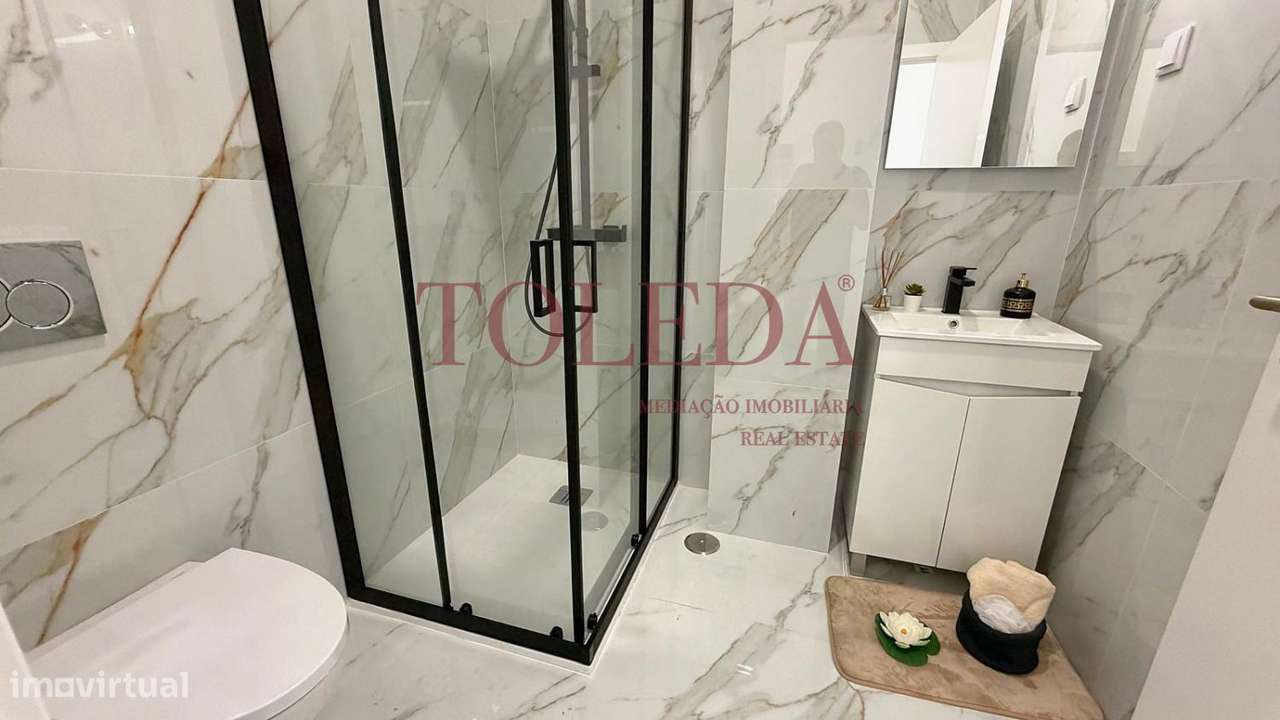 T2 em Santa Apolónia Remodelado com Terraço-19