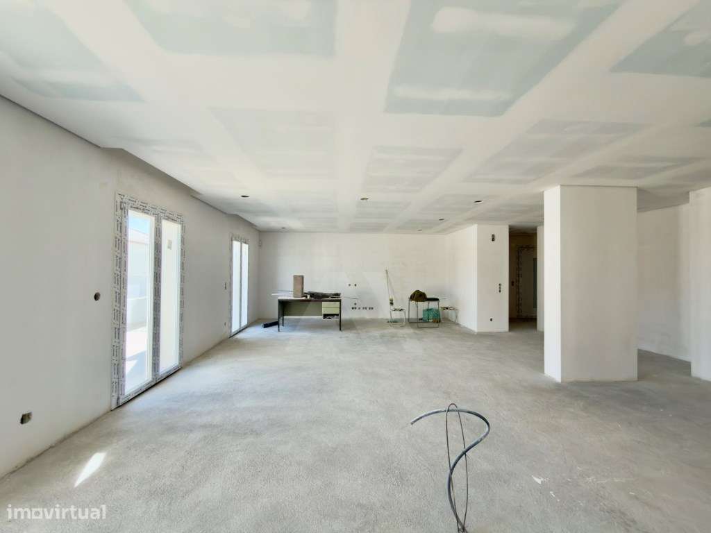 Apartamento T4+1 duplex remodelado com jacuzzi e garagens em Alcabi...-5