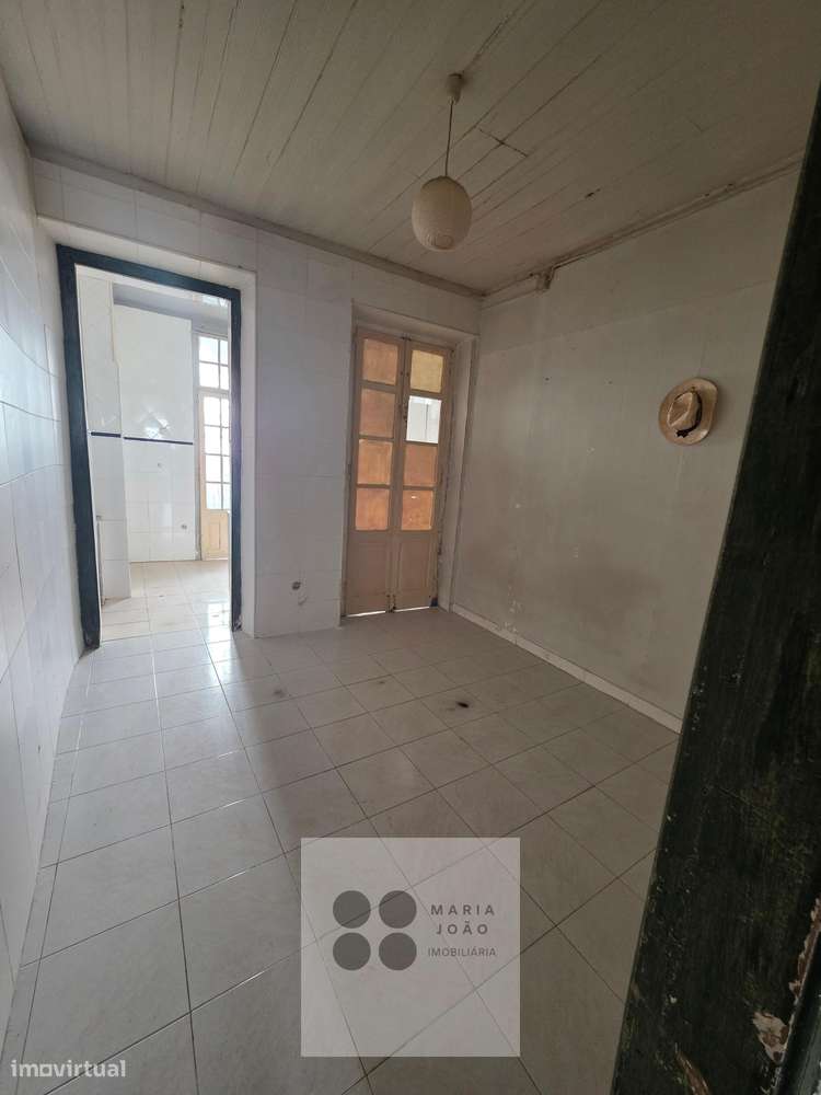 Prédio no Centro de Alhandra, junto á zona Ribeirinha!-4