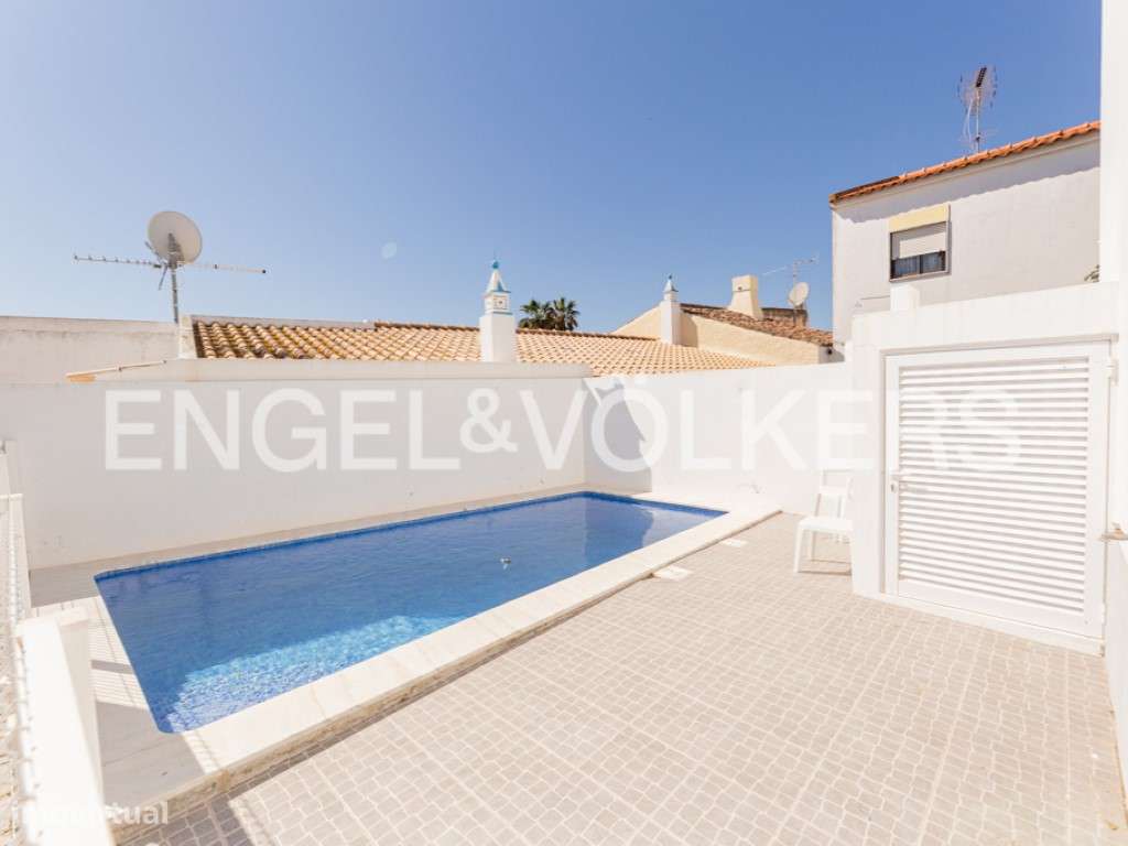 Moradia T2 Moderna em Condomínio com Piscina-1