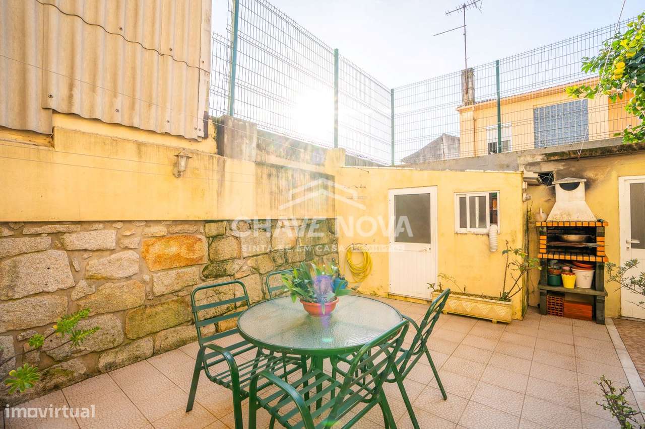 Moradia Bi-Familiar T4 + T2 com Potencial de Rendimento em Ramalde ...-13